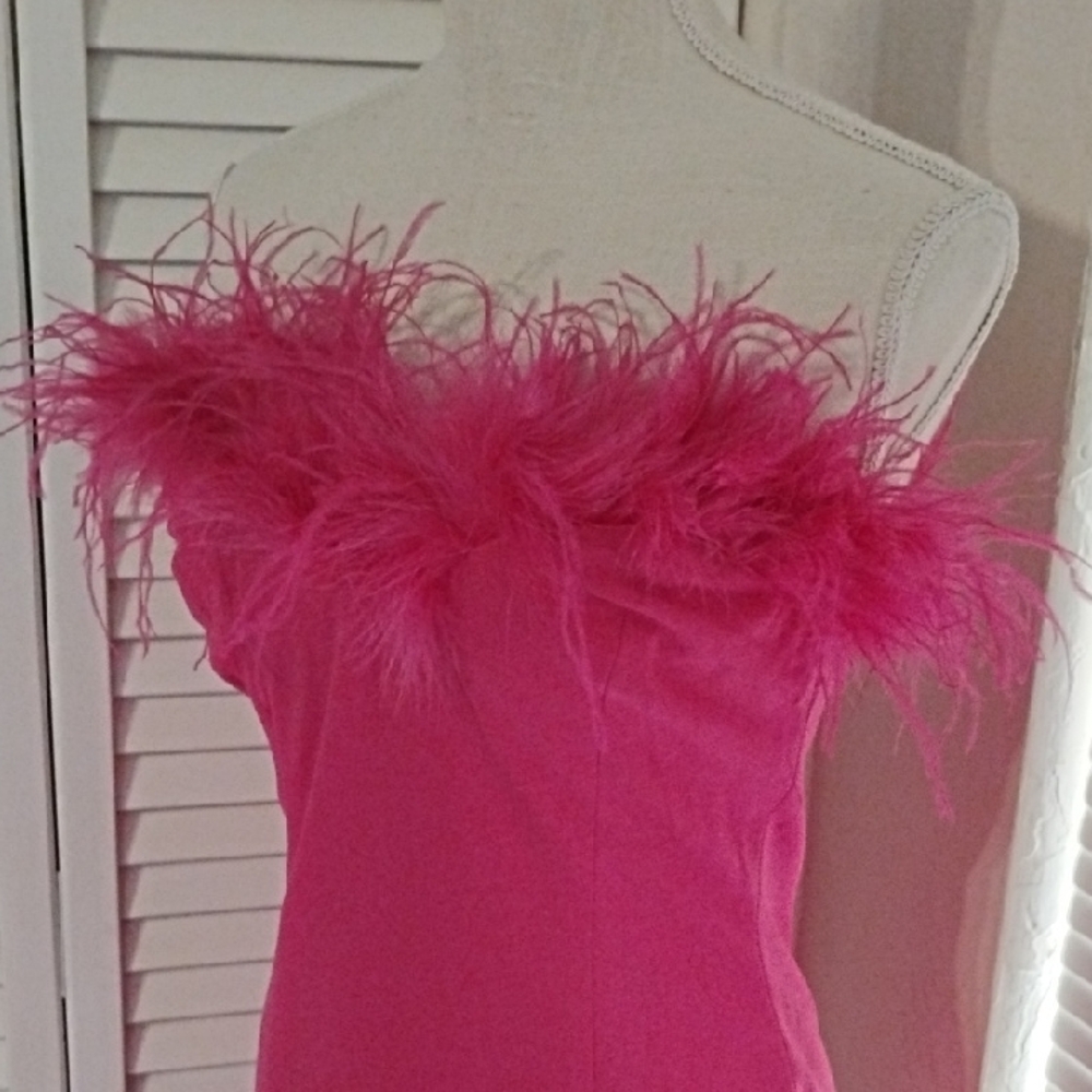 Chic Feather-Trim Mini Dress in Vibrant Pink - Picture 4 of 7